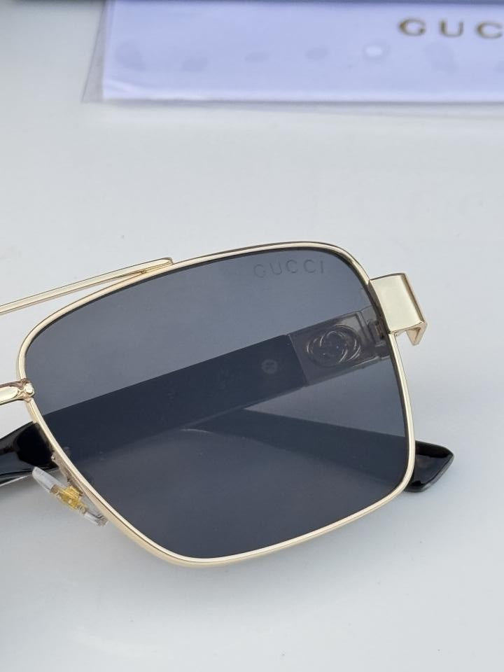 Gucci_320_gold_black